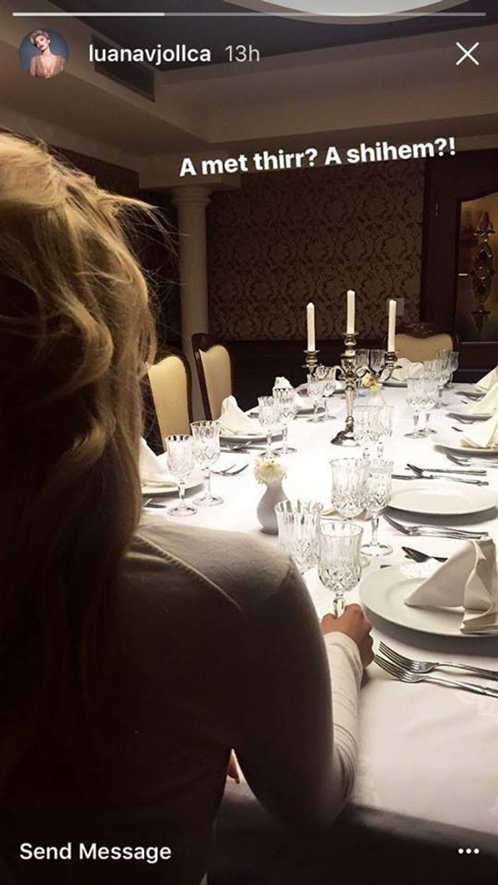 Luana Vjollca drekon e vetme në tavolinë. Foto nga Instagram Story.