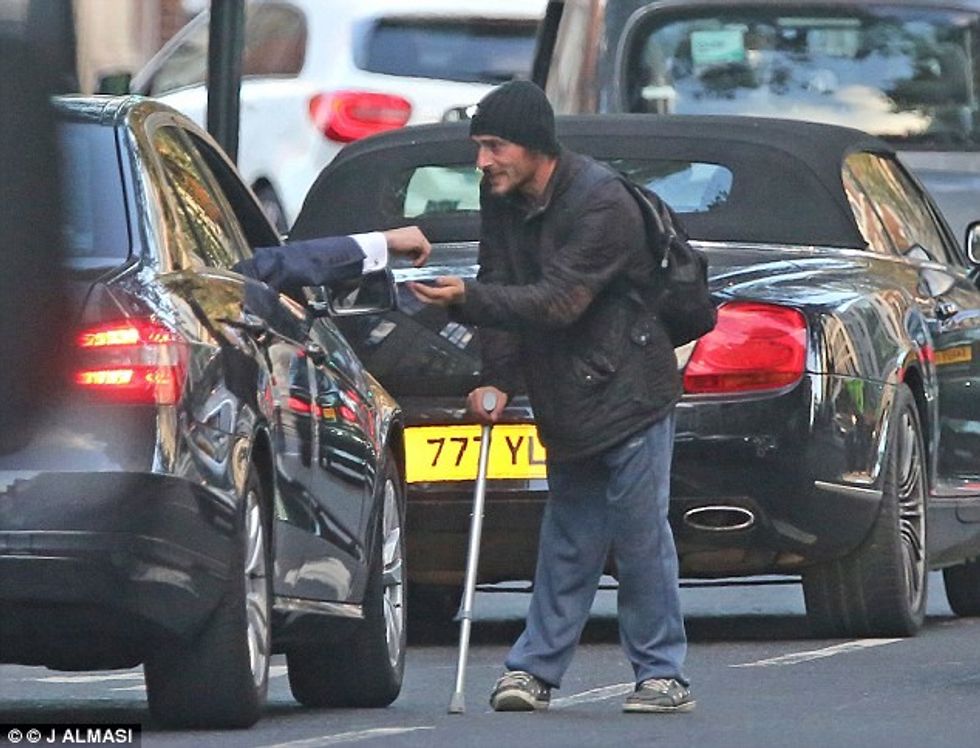 Lypësi bullgar me kembe te deformuar shihet duke ecur ne menyre normale foto 2