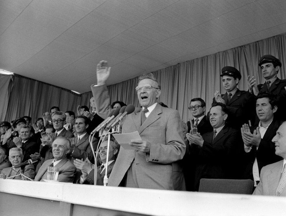 M.Shehu ne prani edhe te E.Hoxhes duke folur ne nje manifestim politik te PPSH