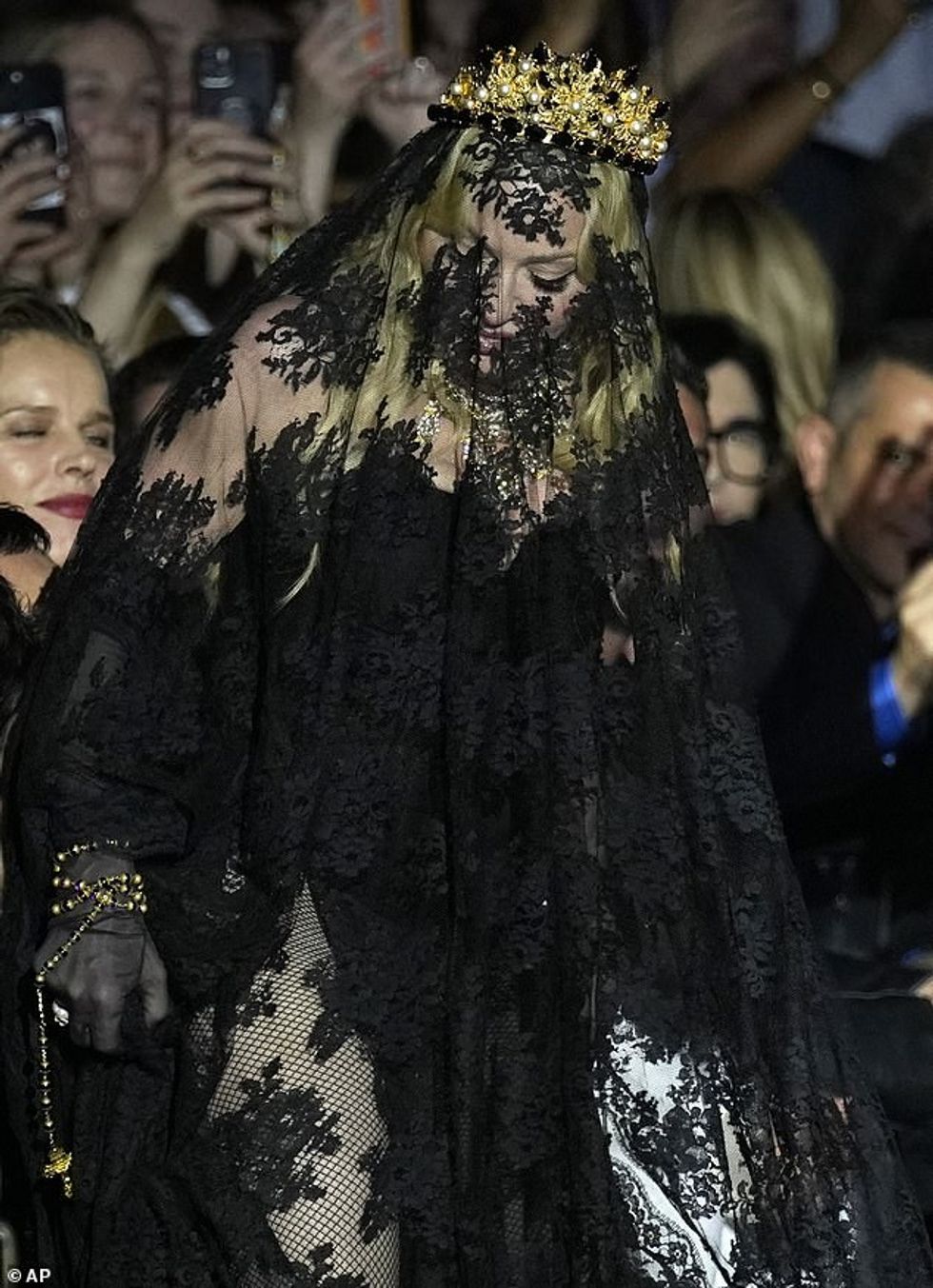 Madonna tërhoqi vëmendjen teksa mbërriti në shfaqjen e Dolce & Gabbana të shtunën gjatë Javës së Modës në Milano