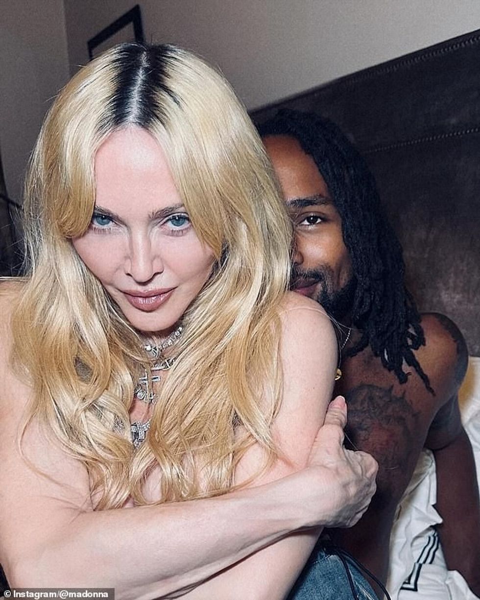 Madonna u shokua edhe një herë teksa shkoi topless në një grup fotografish të postuara në rrjetet sociale, duke përfshirë një të sajën me avull të ulur në prehër të të dashurit të saj të ri lodër, të cilin ajo debutoi muajin e kaluar.