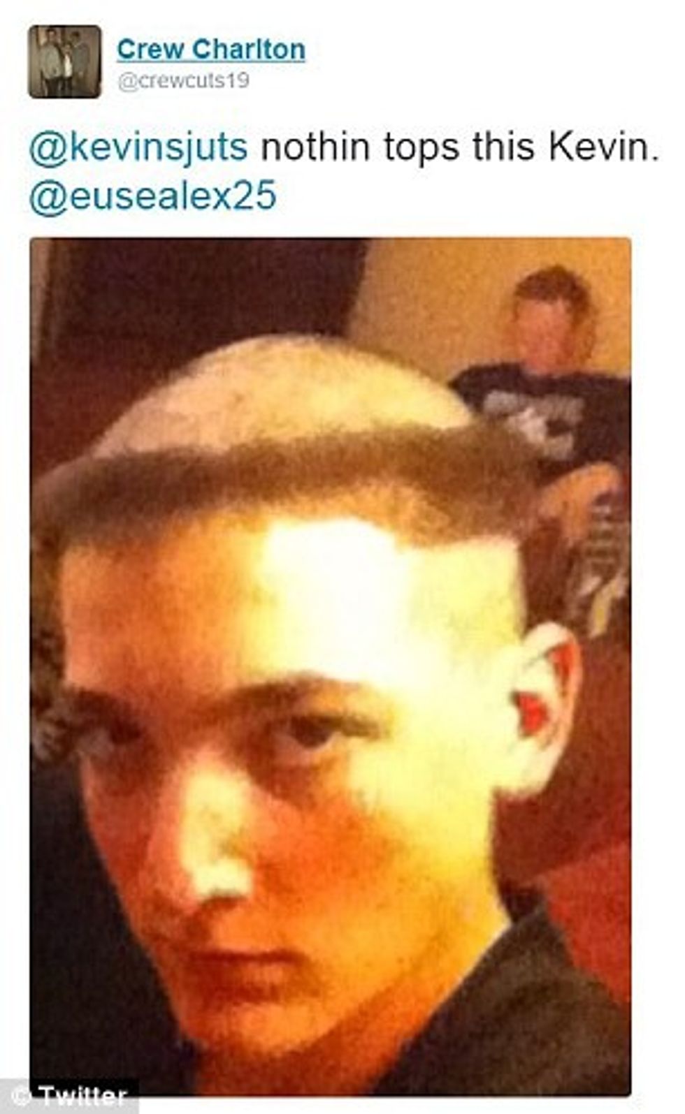 Mahi të ndryshme me studentin që kishte prerje të çuditshme flokësh foto 2