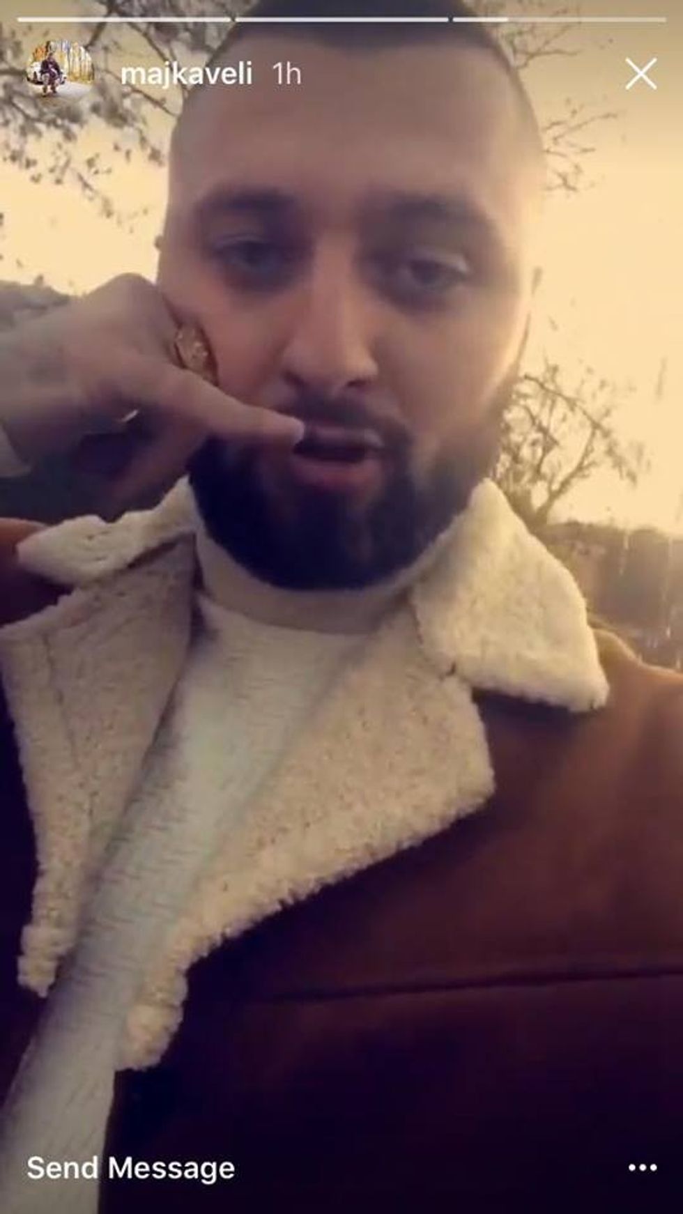 Majk 'telefonon' zjarrëfikësit. Foto nga Instagram Story.