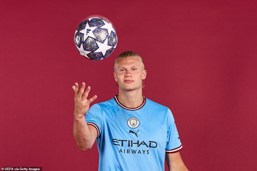 Makina e golit të Man City, Erling Haaland, qëndron po aq e lezetshme para kamerës sa bën kur godet portën.