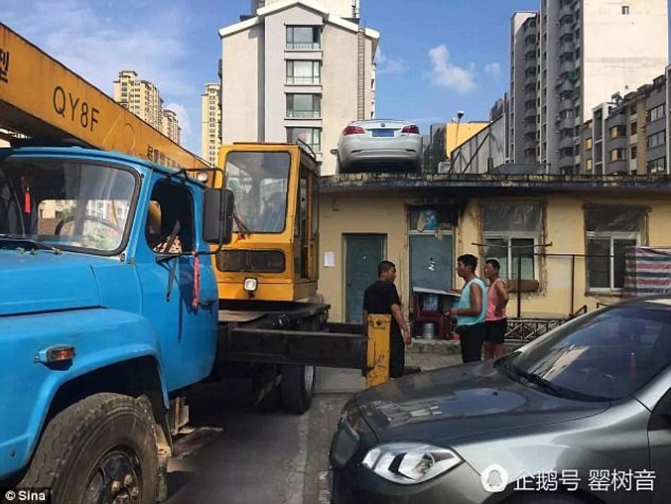 Makina e parkuar në hyrjen e ndërtesës për dy ditë vendoset me kran siper nje lokali foto 3