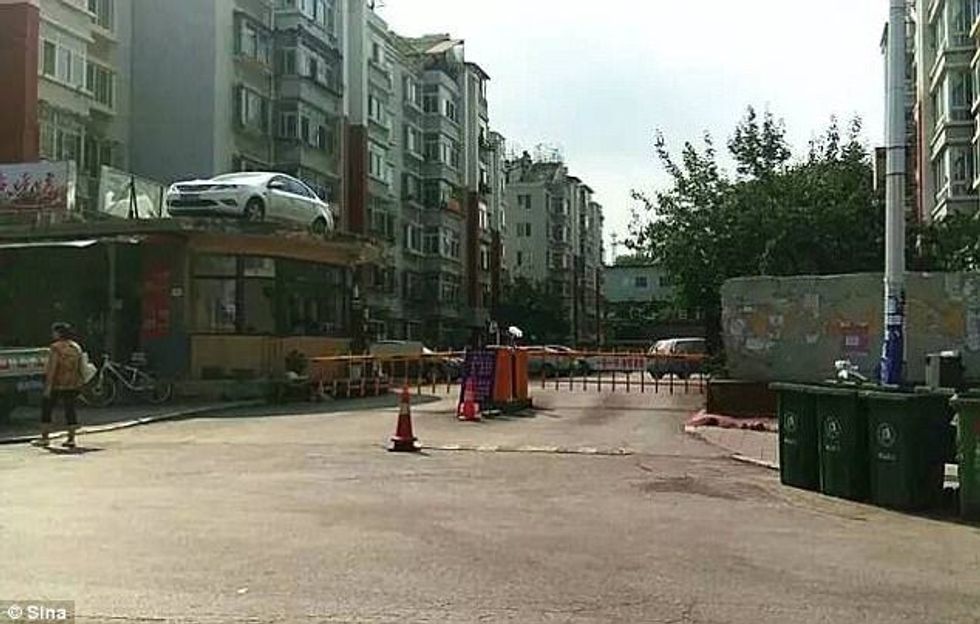 Makina e parkuar në hyrjen e ndërtesës për dy ditë vendoset me kran siper nje lokali foto 4