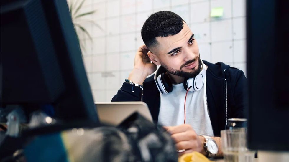 Male Headphones Itch header