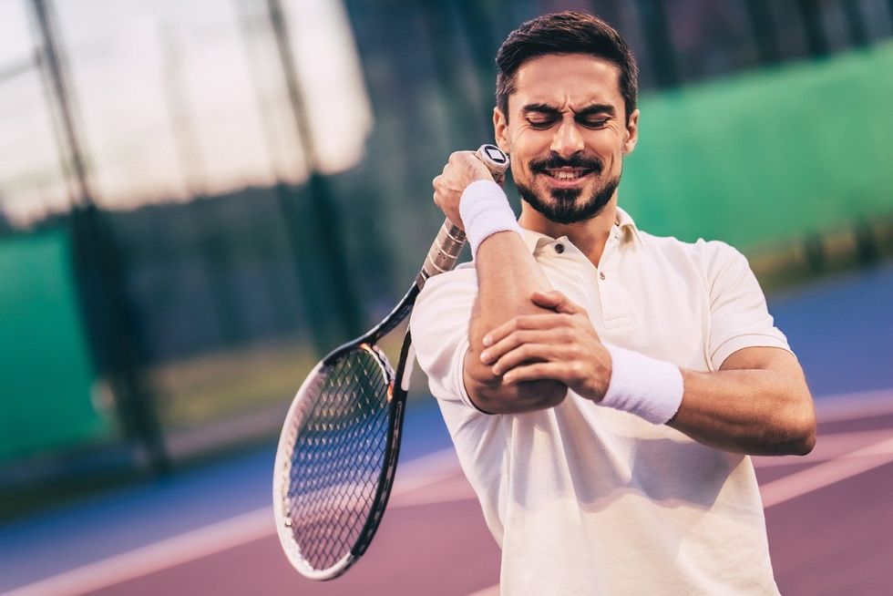 man on tennis court picture id884678906