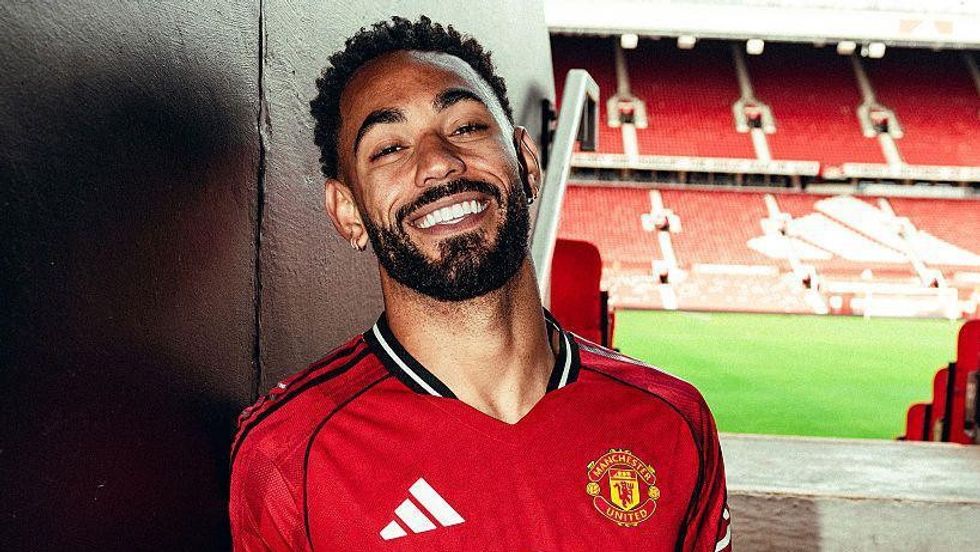 Man Utd transfer news: Matheus Cunha signs for £62.5m from Wolves - BBC Sport