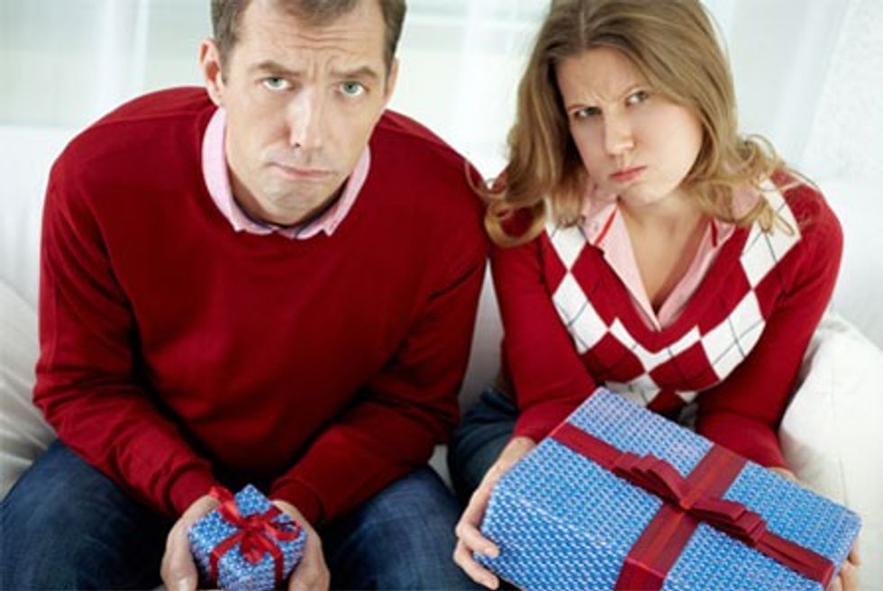 man woman unhappy gifts ti4or5