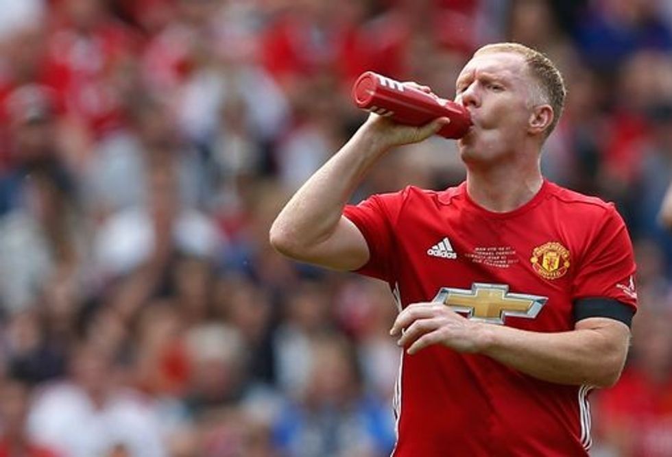 Manchester United 08 XIs Paul Scholes drinks during the game