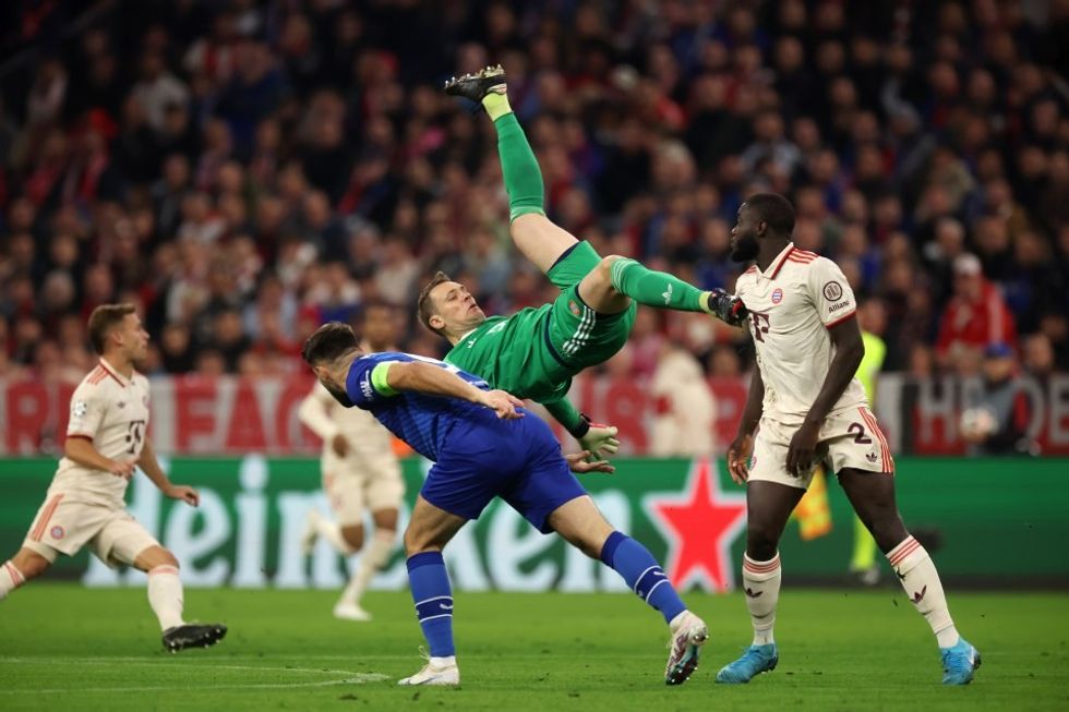 Manuel Neuer dukej sikur kishte provuar një goditje spektakolare me biçikletë gjatë fitores 9-2 të Bayern Munich ndaj Dinamo Zagrebit.