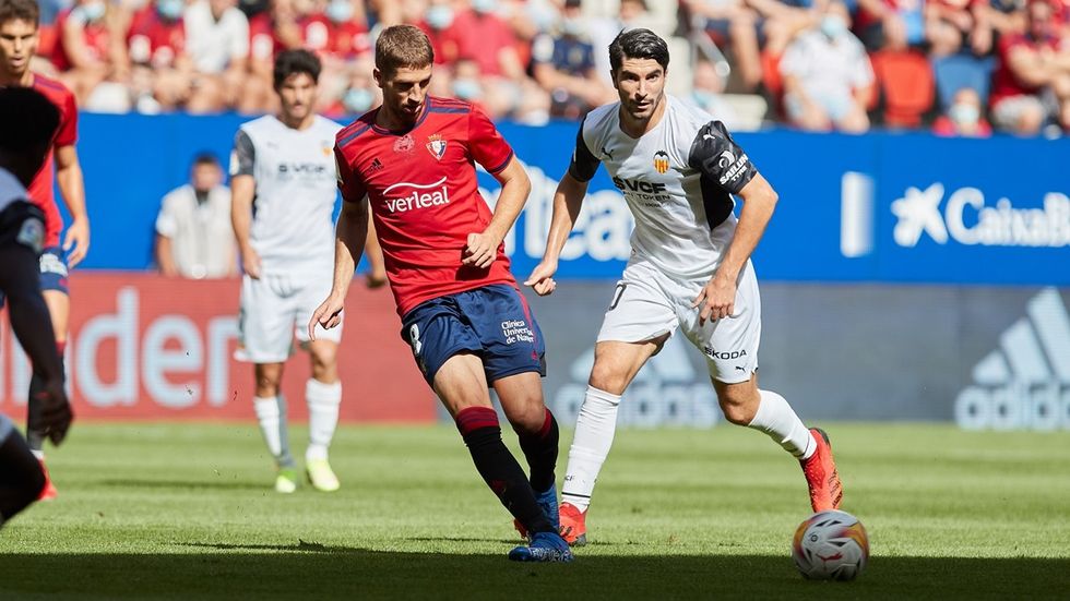 marco brasanac pasa balon ante atenta mirada carlos soler