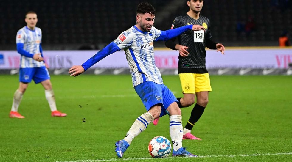 Marco Richter (Hertha Berlin) scores an absolute screamer from outside the penalty area, with the ball flying into the top left corner!