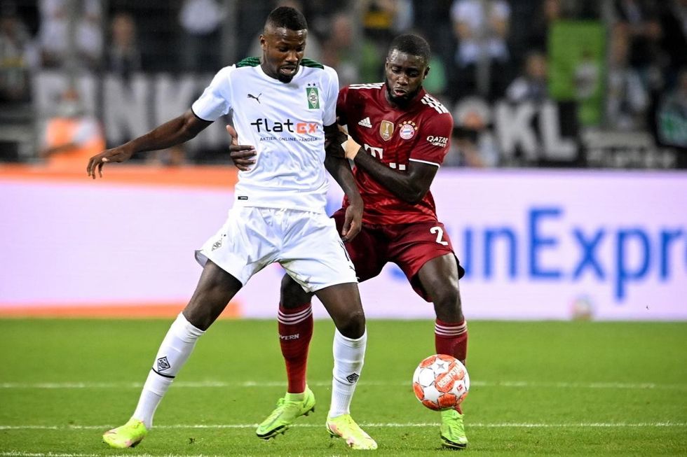 marcus thuram gladbach links und dayot upamecano lieferten sich einige harte duelle