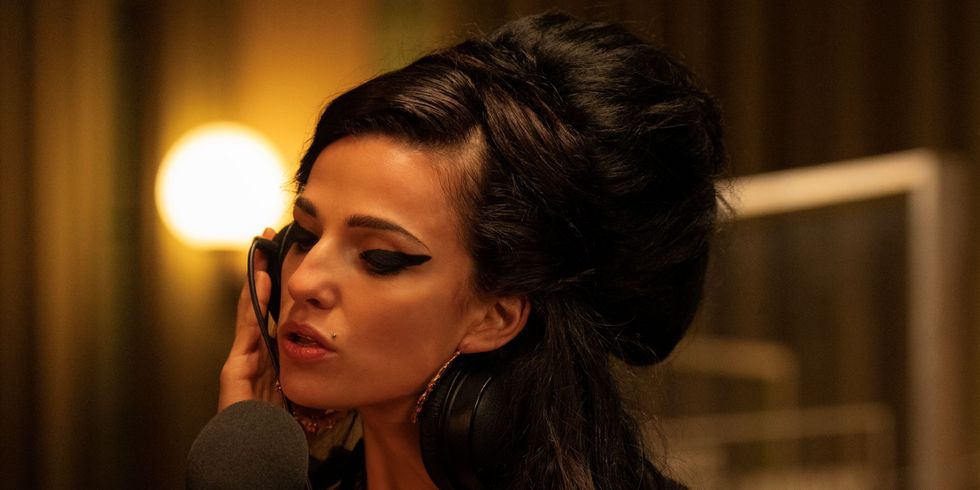 Marisa Abela si Amy Winehouse duke mbajtur kufje në veshin e saj të djathtë në studion e regjistrimit në Back to Black