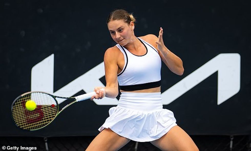 Marta Kostyuk e Ukrainës në aksion kundër Amanda Anisimova të Shteteve të Bashkuara në ndeshjen e saj të raundit të parë në Australian Open