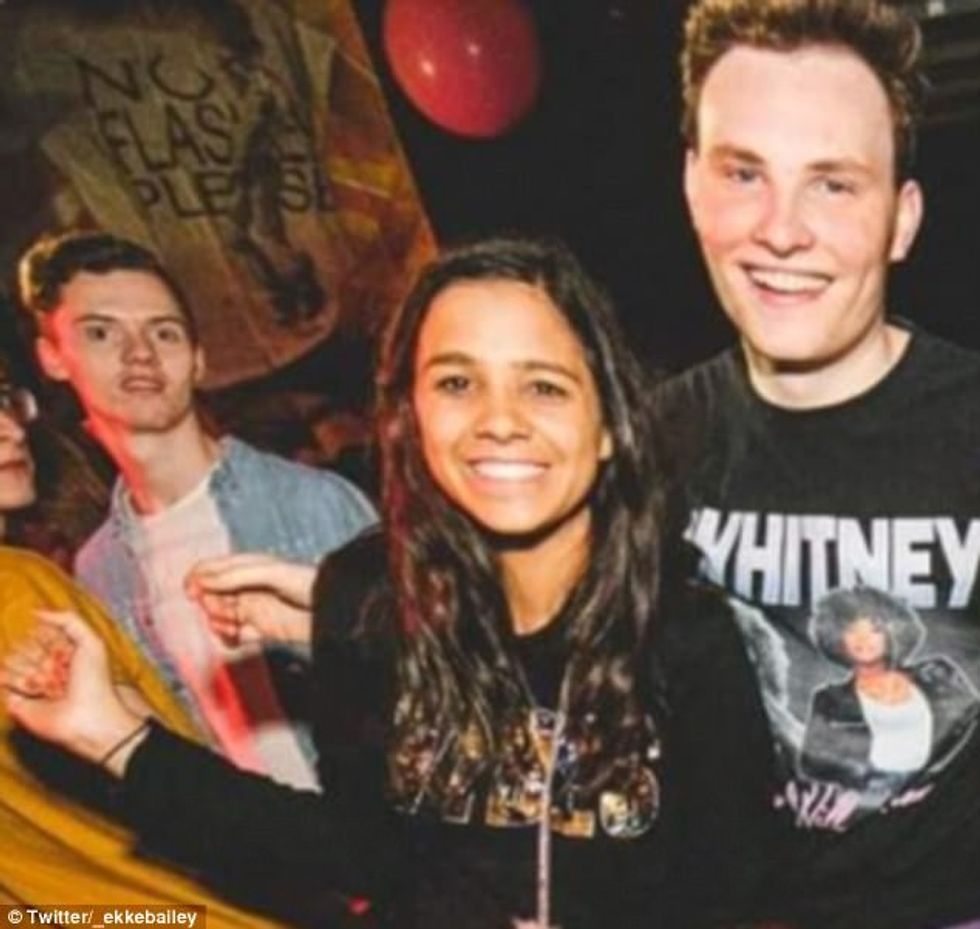 Mashtrimi optik bën të duket sikur njërën dorë e ka të gjatë dy metra foto 2