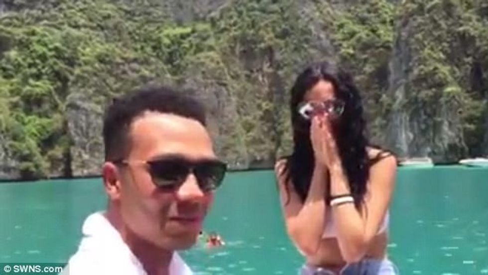 Mashtron kinse po i bie unaza në det gjatë propozimit për martesë foto 2