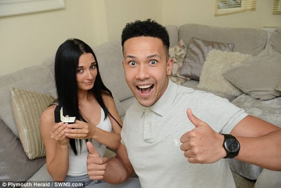 Mashtron kinse po i bie unaza në det gjatë propozimit për martesë foto 3