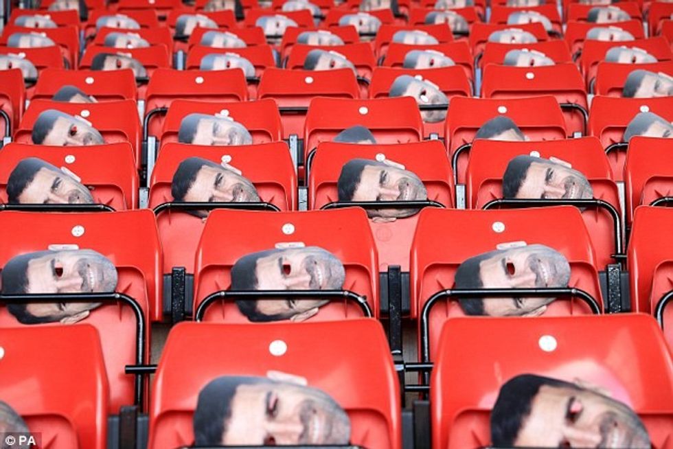 Maska me fytyrën e tij ishin vendosur në ulëset e tifozëve vendas.