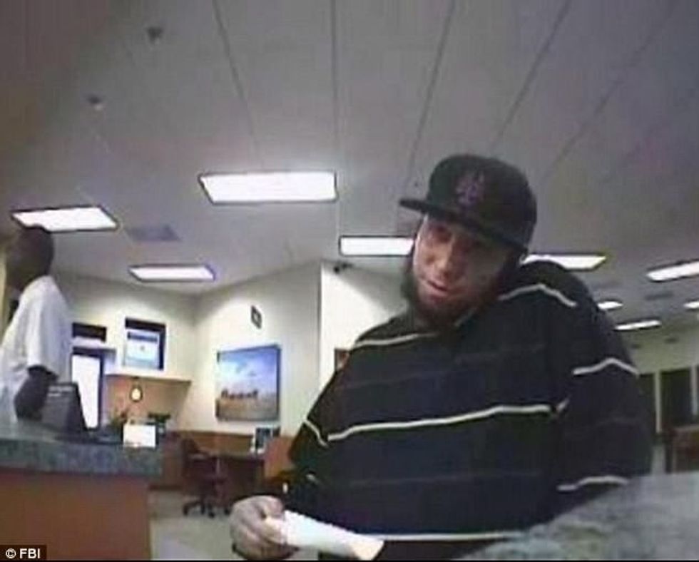 Maskimet e çuditshme të hajnave gjatë plaçkitjeve foto 10