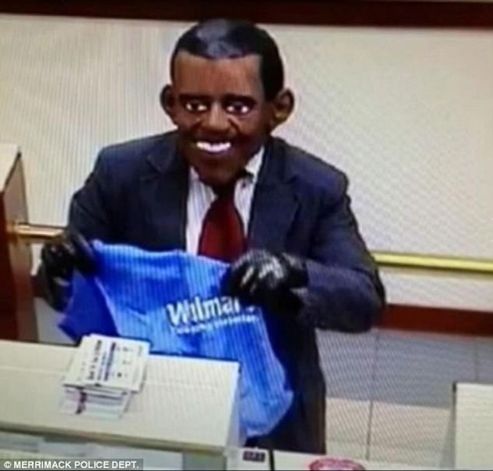 Maskimet e çuditshme të hajnave gjatë plaçkitjeve foto 2