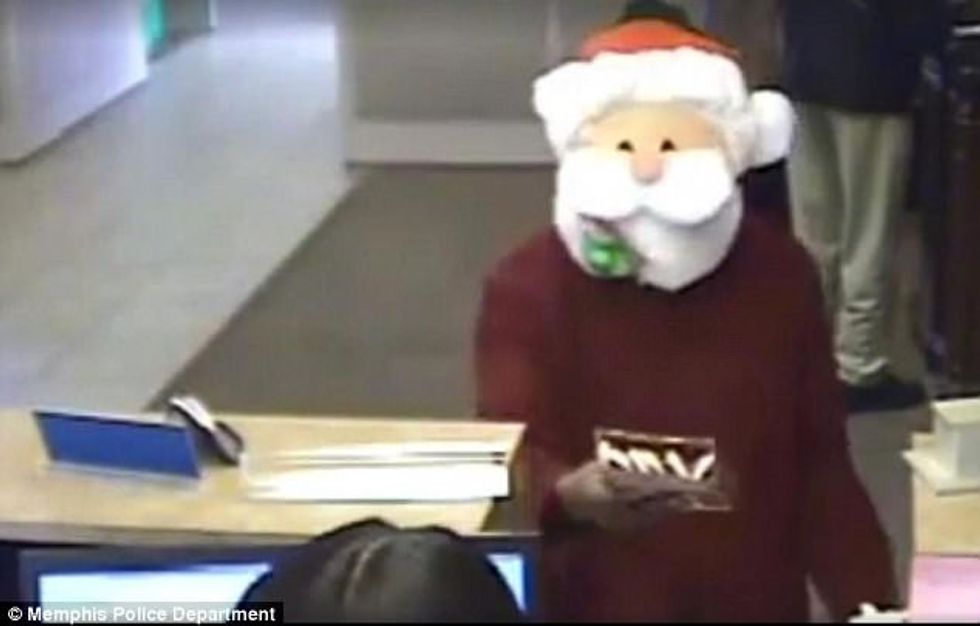 Maskimet e çuditshme të hajnave gjatë plaçkitjeve foto 4