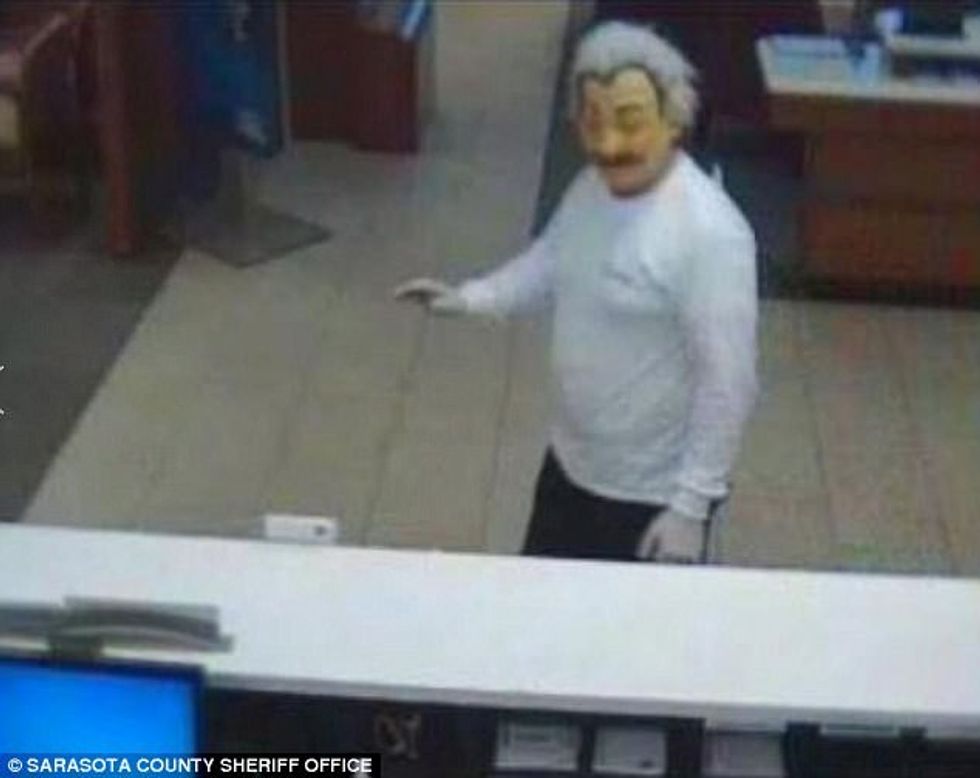 Maskimet e çuditshme të hajnave gjatë plaçkitjeve foto 7