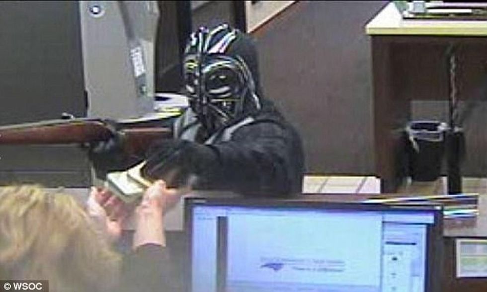 Maskimet e çuditshme të hajnave gjatë plaçkitjeve foto 8