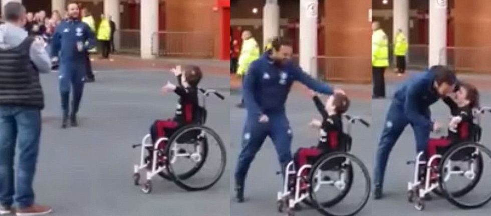 Mata vrapoi për ta përqafuar djaloshin.