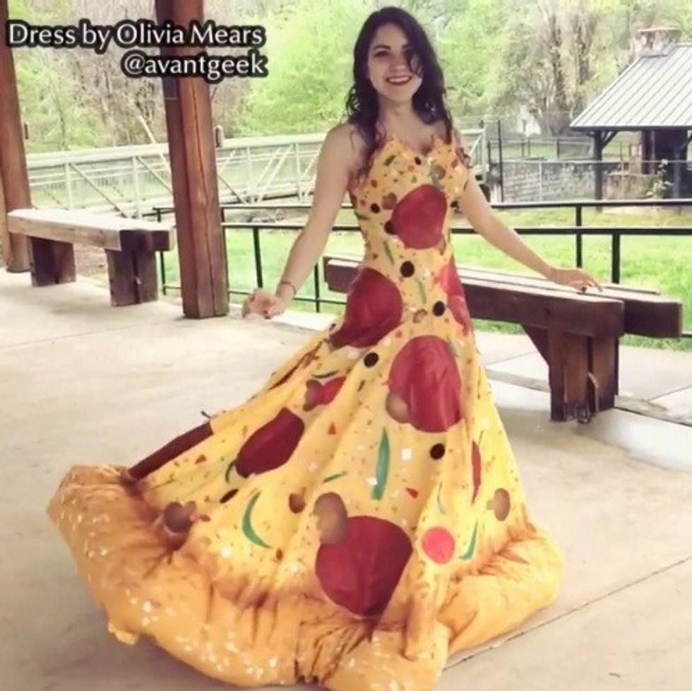 Maturantja me fustanin në formë pice foto 2