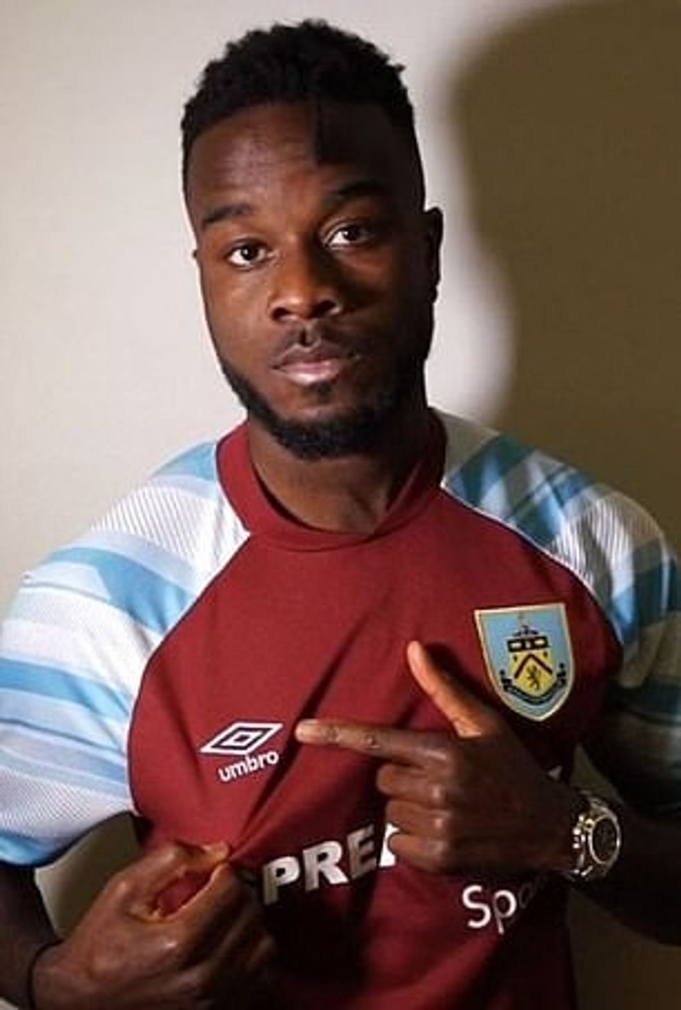 Maxwell Cornet tregon distinktivin Umbro