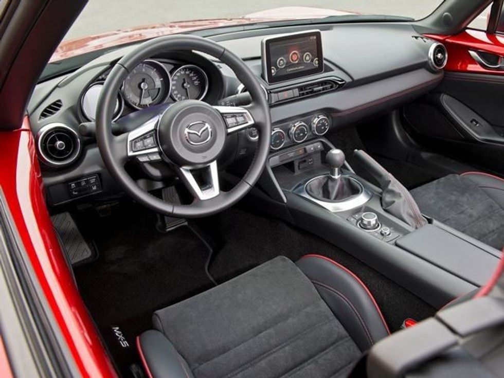 Mazda ka prodhuar shumë MX 5 Miata dhe do ti shese me lirim foto 3