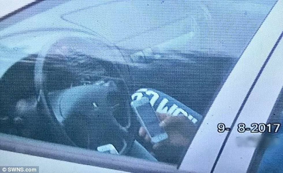 Mbante dy telefona në duar derisa ngiste me 100 kilometra në orë foto 2