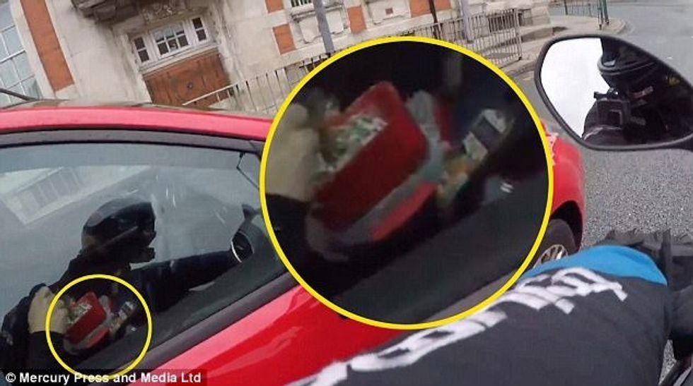 Mbante dy telefona në prehër dhe ushqehej derisa voziste ne trafik foto 2