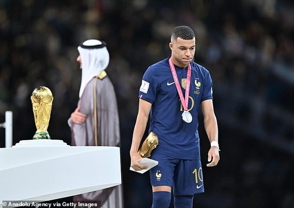 Mbappe u shfaq i dëshpëruar kur mori këpucën e artë dhe medaljen e nënkampionit
