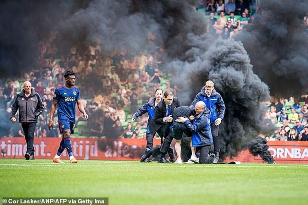 Mbështetësi i pabindur u kap nga stjuardët pas disa çastesh të shkurtra i lirë