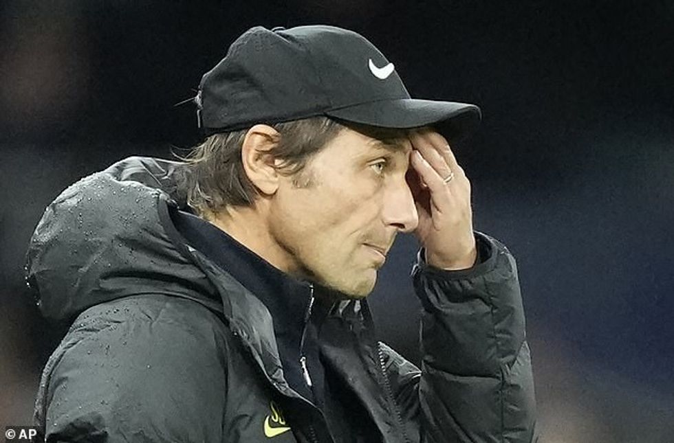 Mbështetësit në rrjetet sociale kanë bërë thirrje që Antonio Conte të shkarkohet pas humbjes 2-1