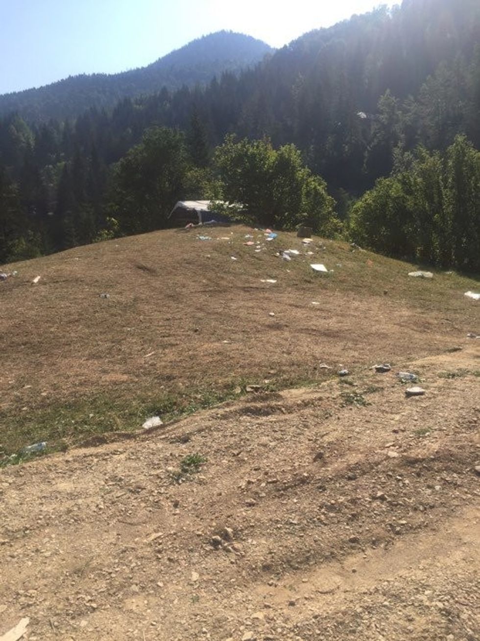 Mbeturina të shumta në hapësirën ku u zhvilluan Lojërat Tradicionale të Rugovës foto 3