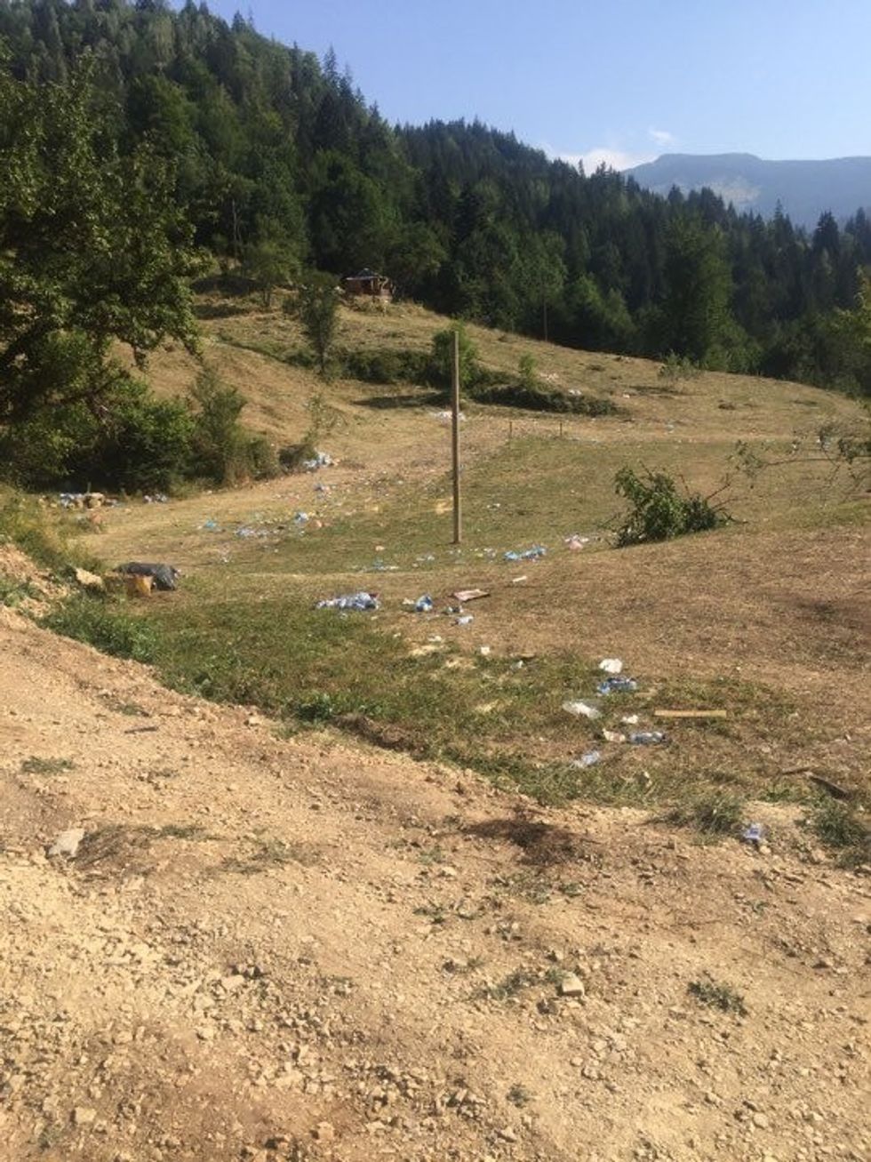 Mbeturina të shumta në hapësirën ku u zhvilluan Lojërat Tradicionale të Rugovës foto 4