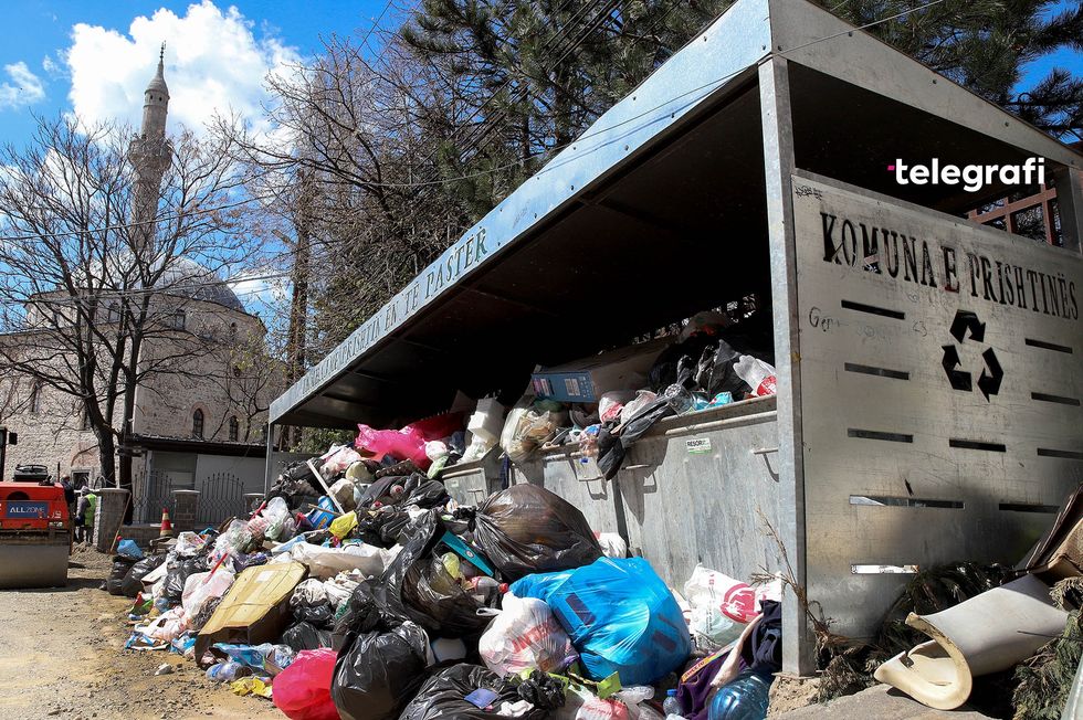 Mbeturinat ne rrugen Zejnel Salihu mbrapa Muzeut foto Ridvan Slivova 1