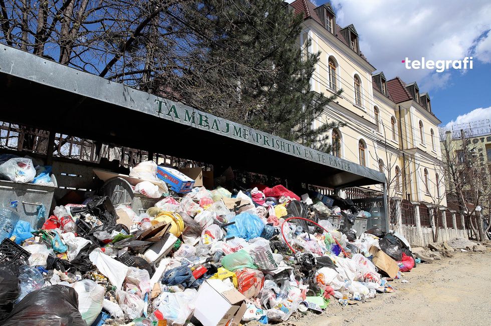 Mbeturinat ne rrugen Zejnel Salihu mbrapa Muzeut foto Ridvan Slivova 3