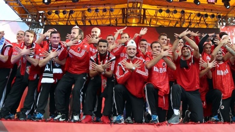 mbi 100 mij euml k euml rkesa p euml r bileta p euml r t euml ndjekur kuqezinjt euml n euml euro 2016 hd