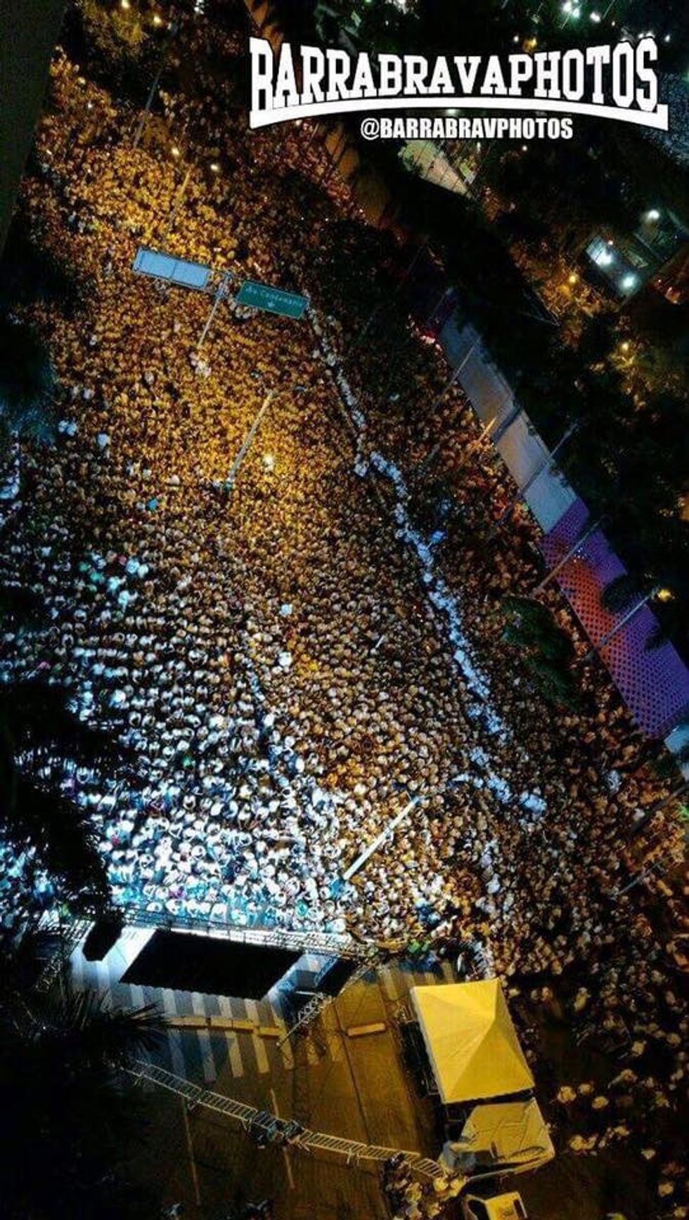 Mbi 100 mijë tifozë e qytetarë të Medellinit u mblodhën jashtë stadiumit për t'a nderuar klubin Chapecoense që humbi stafin drejtues dhe lojtarët në aksidentin ajror.