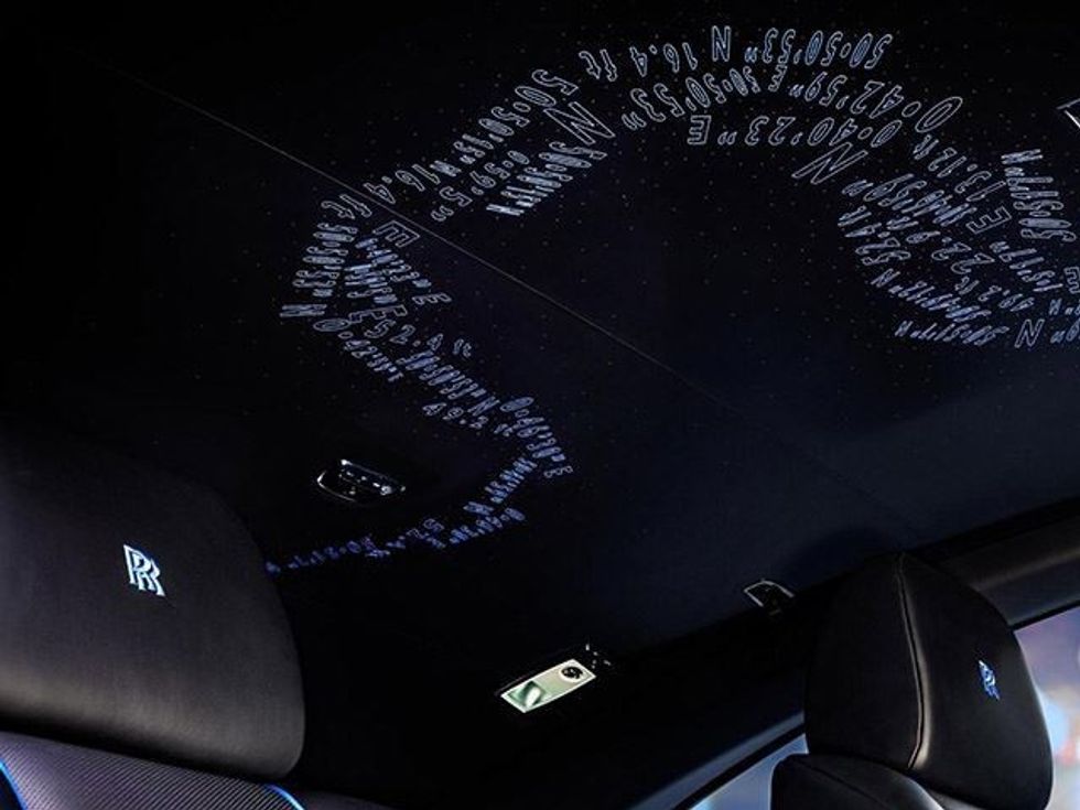 Mbi 800 diamante zbukurojnë tavanin e Rrolls Royce foto 2