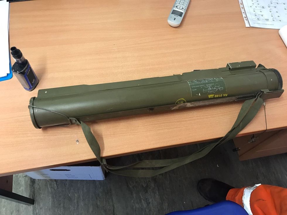 Mbledhësit e mbeturinave gjetën raketahedhësin në kontejner foto 2