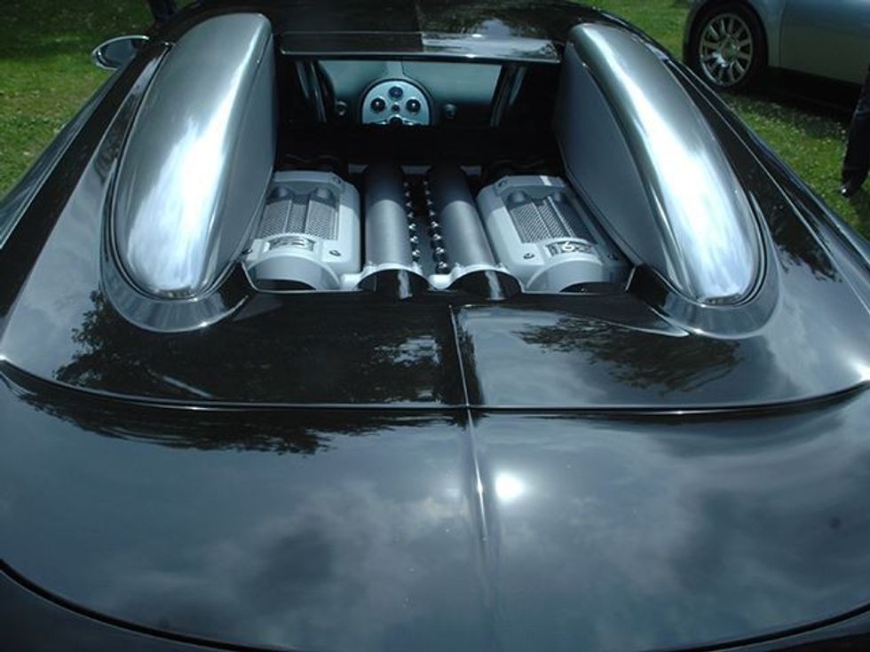 Mblidhen në festival disa Bugatti qe se bashku arrijne me se 9000 kuajfuqi foto 10