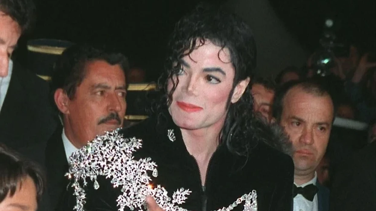 Michael Jackson bëhet artisti i parë që ka një hit në listat e Billboard në gjashtë dekada të ndryshme