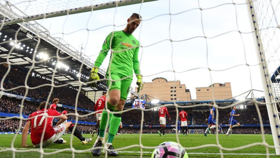 Mbrojta me shumë mundësi do të jetë e ndërtuar nga Matteo Darmian, Phil Jones, Daley Blind dhe Marcos Rojo. Duke pasur parasysh cilësinë e sulmuesve të Arsenalit dhe aftësitë e tyre për të shënuar gola, mbrojta e Man Utd duhet të funksion në mënyrë fantastike. Presion dhe ruajte kokë për kokë në çdo hap, mos lejimi që ata të bashkëveprojnë mes veti, do ishte çelësi i suksesit.